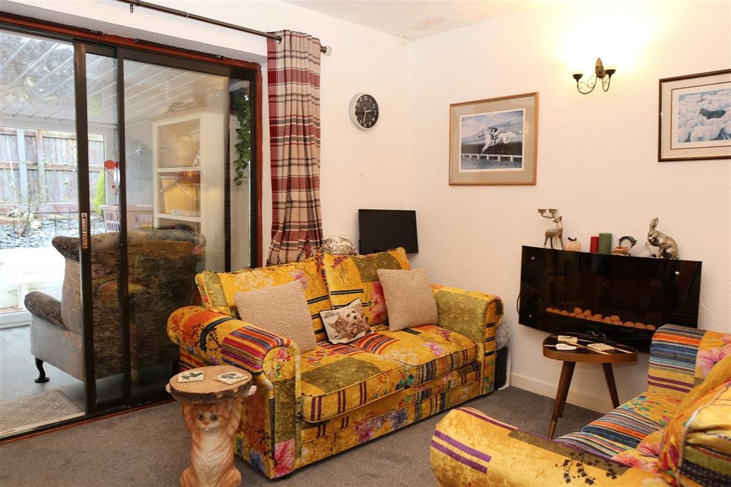 Property photo 2 of 10 Lounge