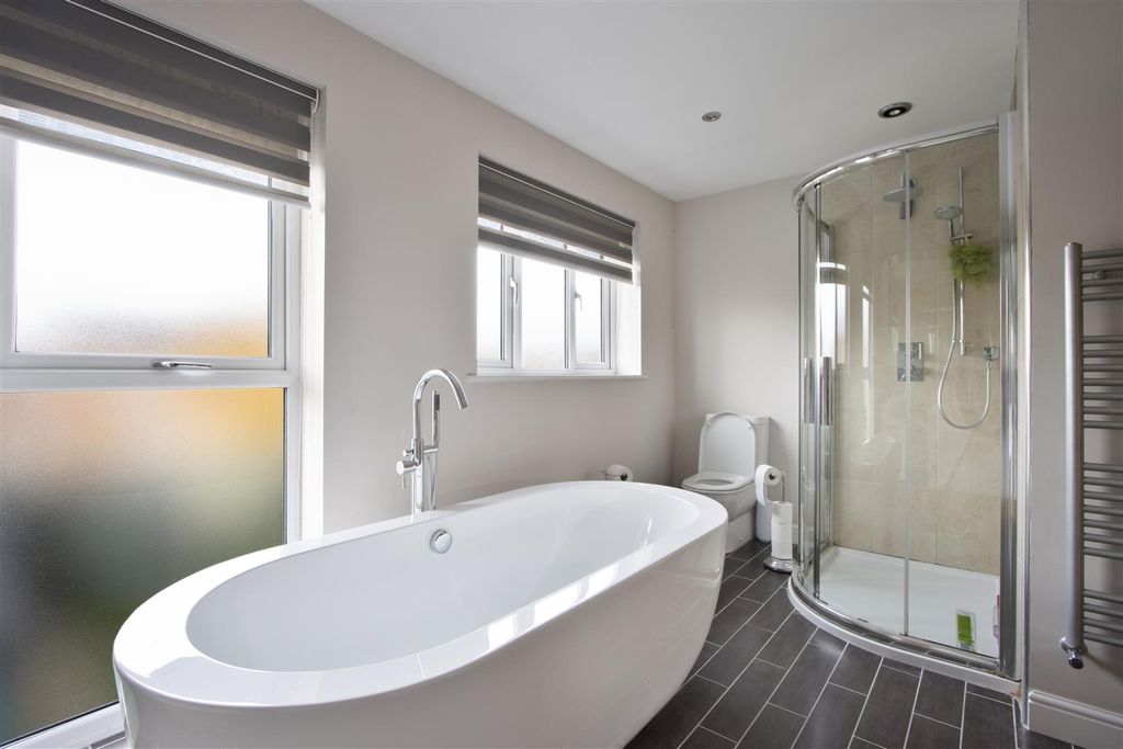 Property photo 3 of 21 Master Bed En Suite