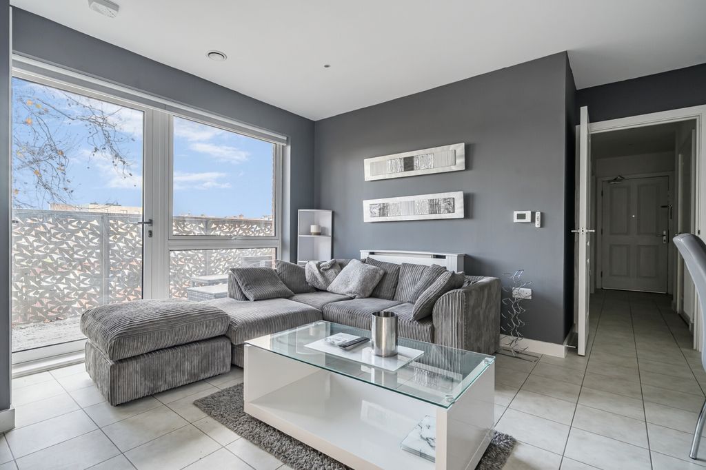 Property photo 3 of 17 Reception