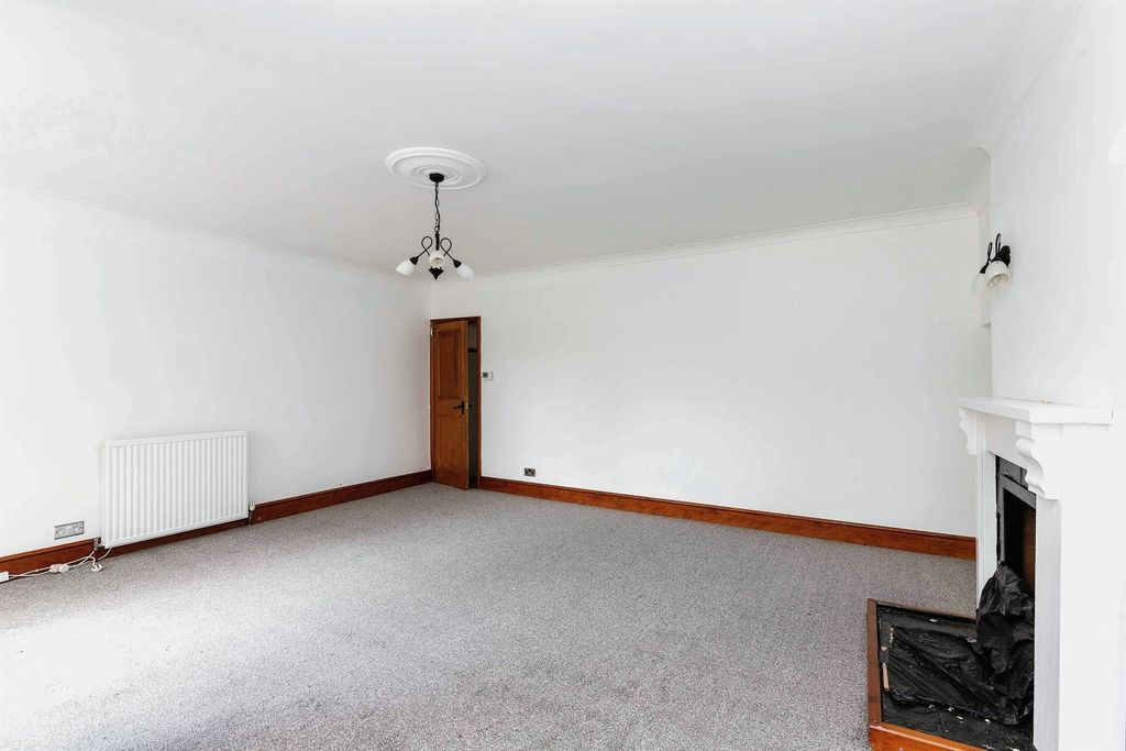 Property photo 3 of 11 Living Room