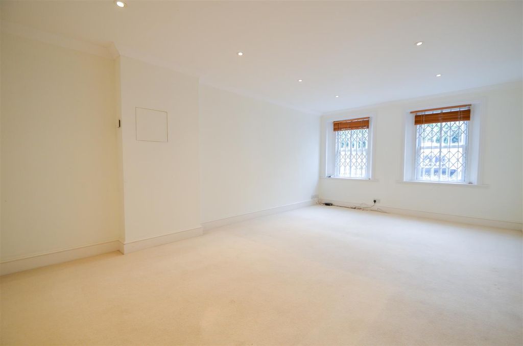Property photo 2 of 12 Barons Gate