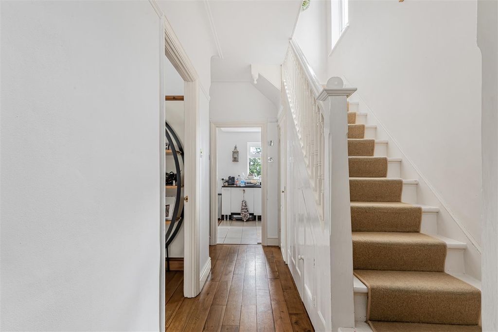 Property photo 2 of 27