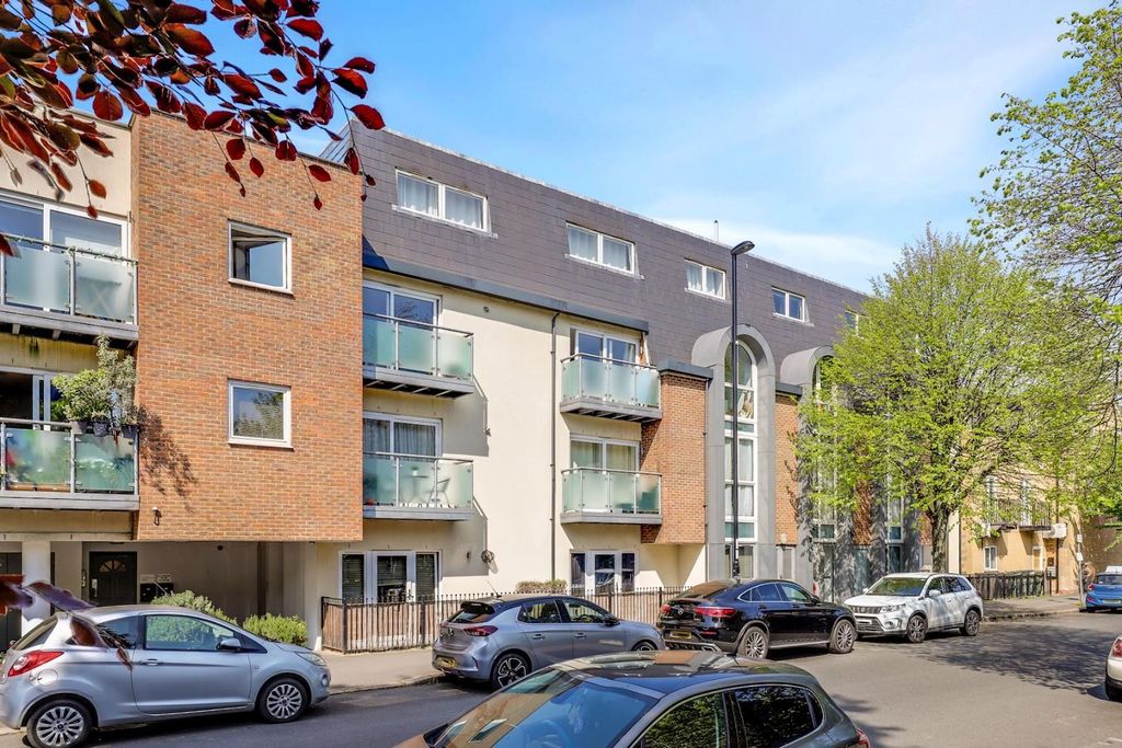 Property photo 2 of 13 15-71c2Jhpropworld - Flat 9, 2-4 Trewsbiry Road -4