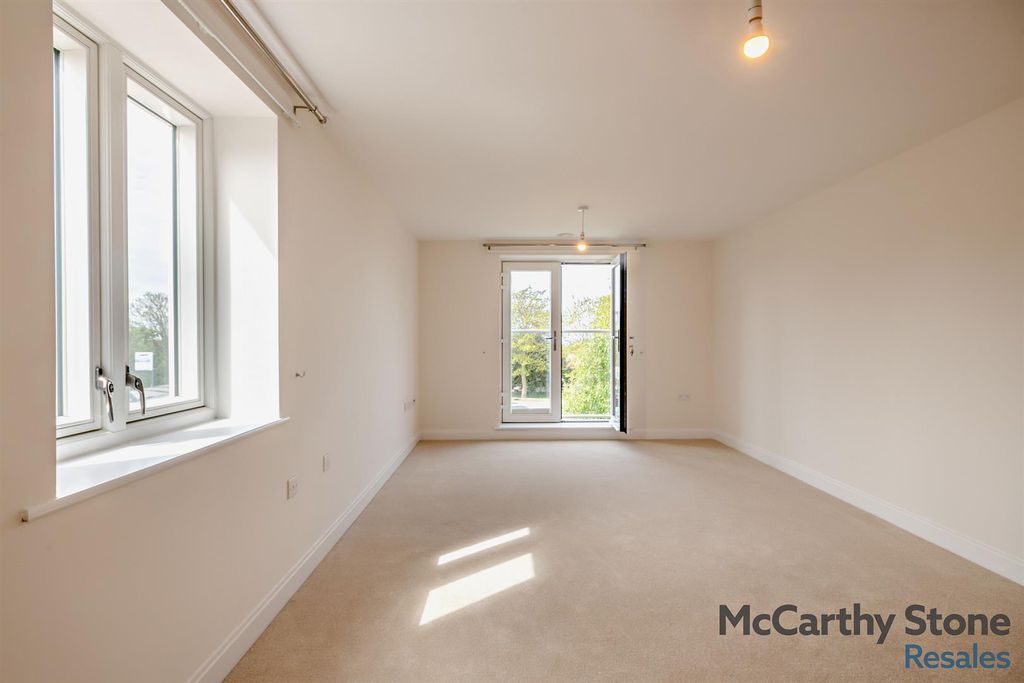 Property photo 3 of 24 8646952-Interior04-800.Jpg