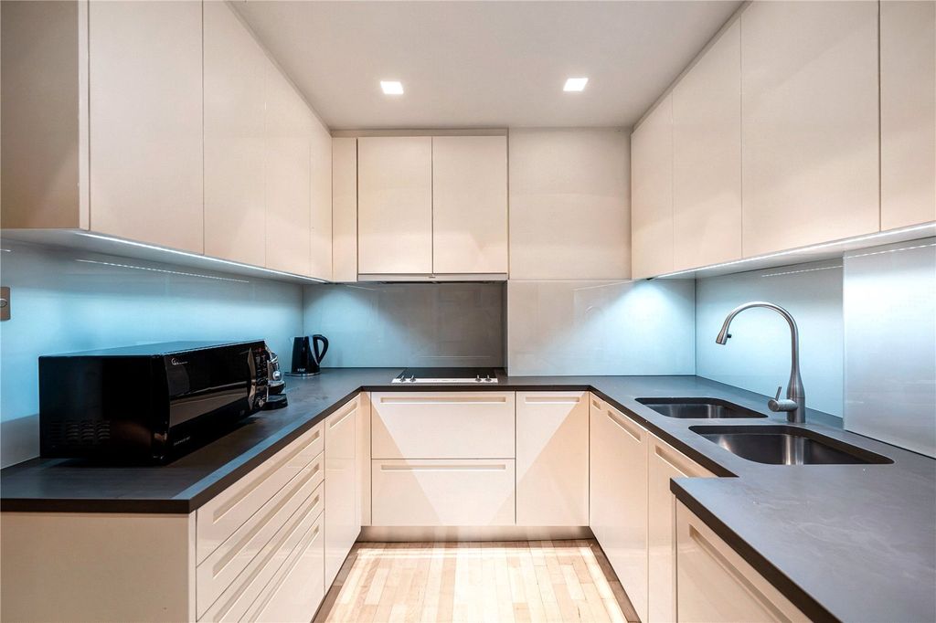 Property photo 3 of 10 Kitchen