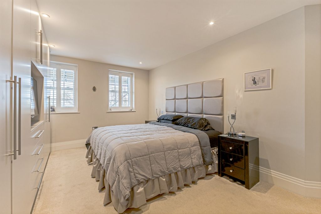 Property photo 2 of 24