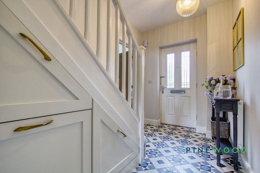 Property photo 3 of 27 Entrance Hall