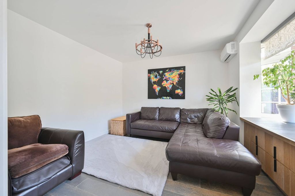 Property photo 3 of 23