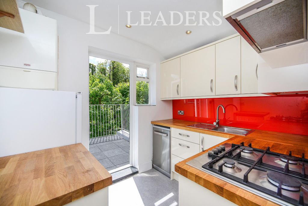 Property photo 3 of 10 Kitchen