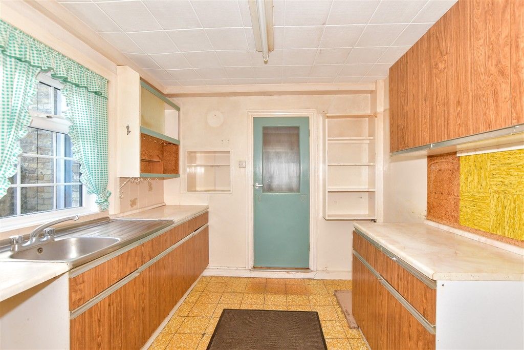 Property photo 3 of 10 Kitchen