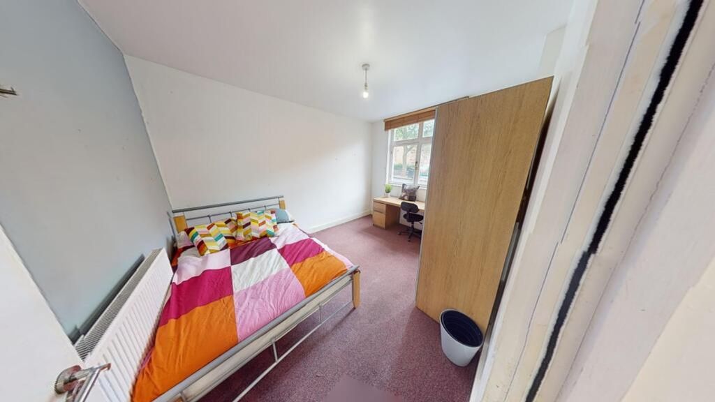 Property photo 1 of 9 A Bright And Inviting Double Bedroom Featuring Amp...