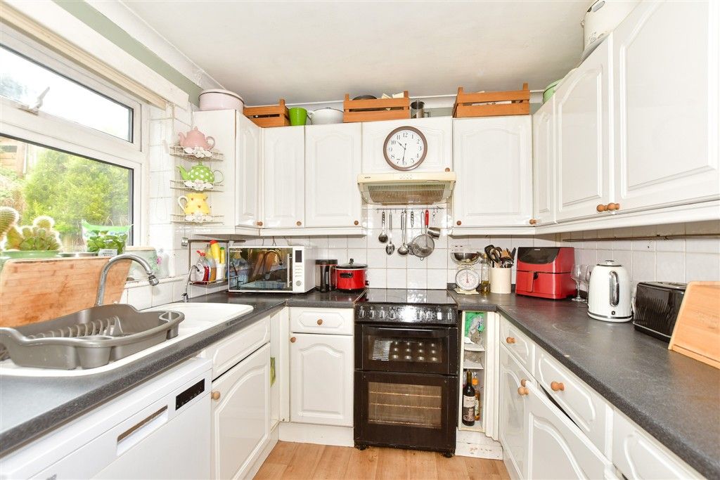 Property photo 3 of 9 Kitchen