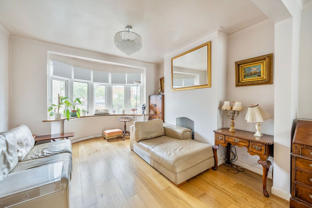Property photo 2 of 18 Curtis Road, Epsom - Kt19 0LG