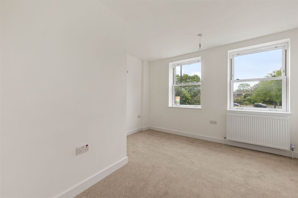 Property photo 2 of 8 Flat 1, 127A Gipsy Hill, Se27 - 1