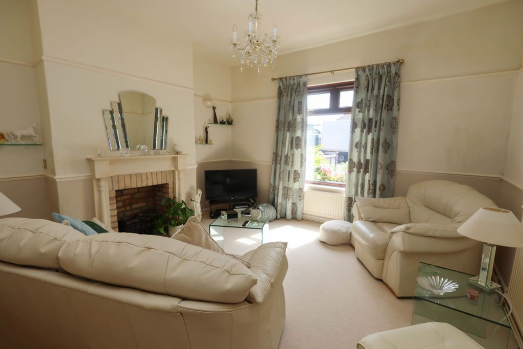 Property photo 2 of 18 Sitting Room