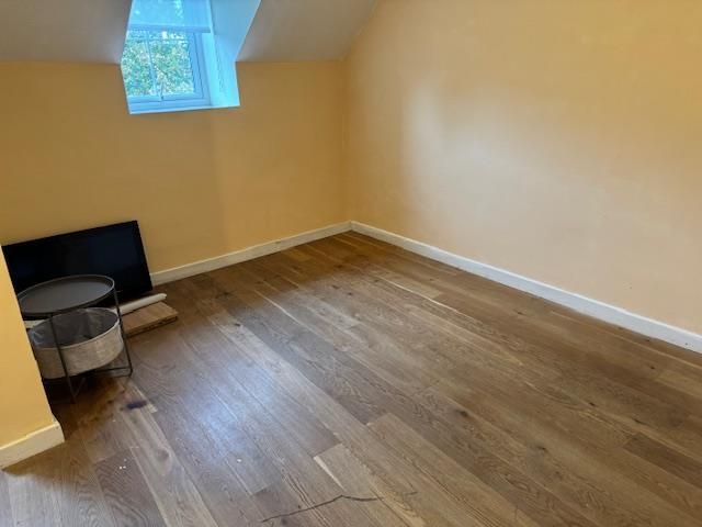 Property photo 2 of 5 Bedsitting Room