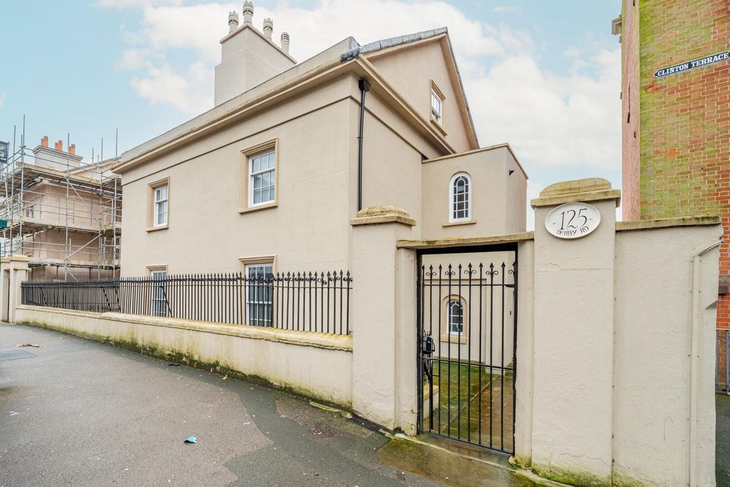 Property photo 2 of 21 Front (Exterior)