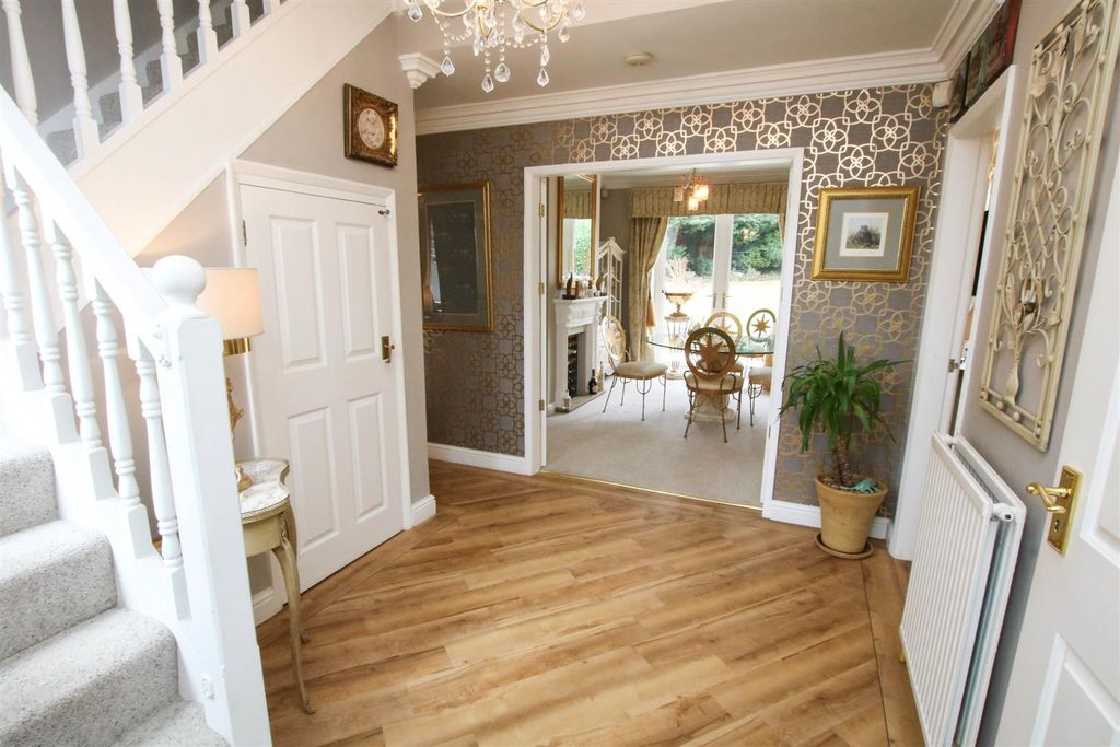 Property photo 3 of 21 Entrance Hall