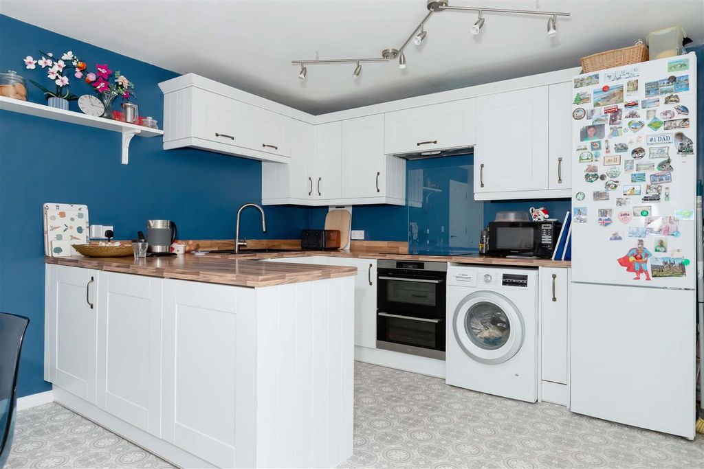 Property photo 3 of 23 Somerset Close_17.Jpg