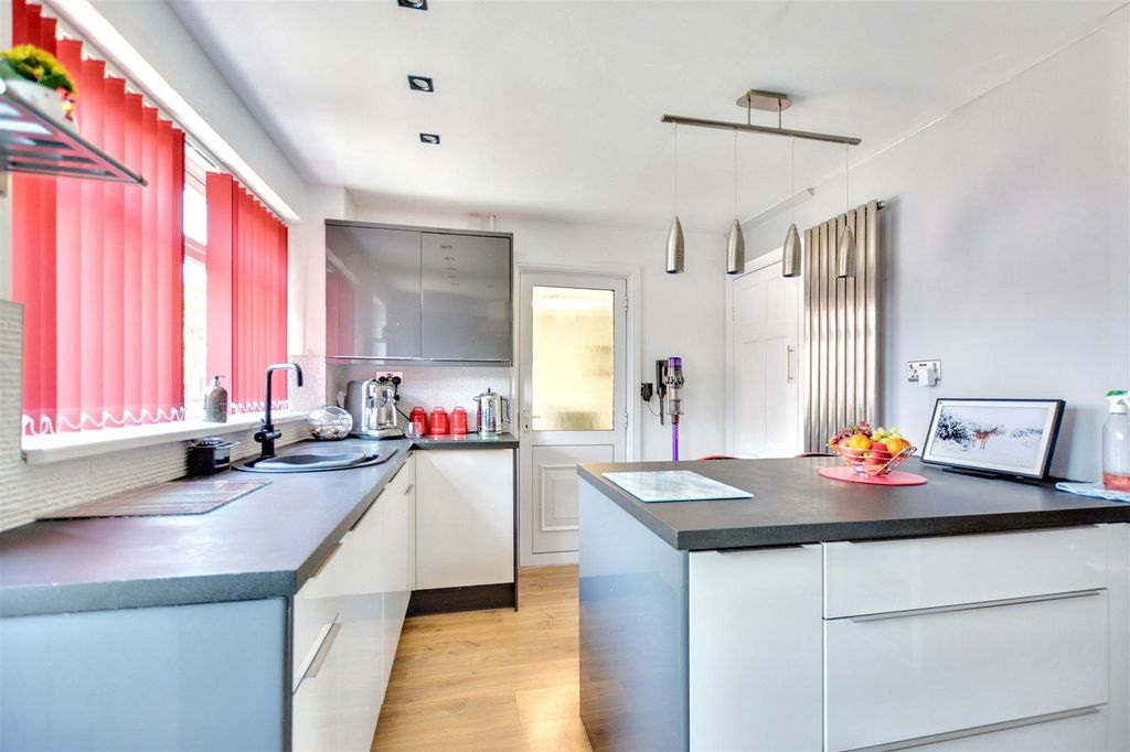 Property photo 3 of 17 Kitchen