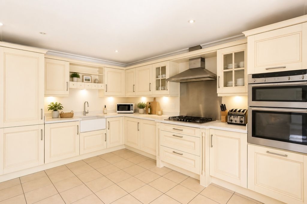 Property photo 2 of 8 Kitchen