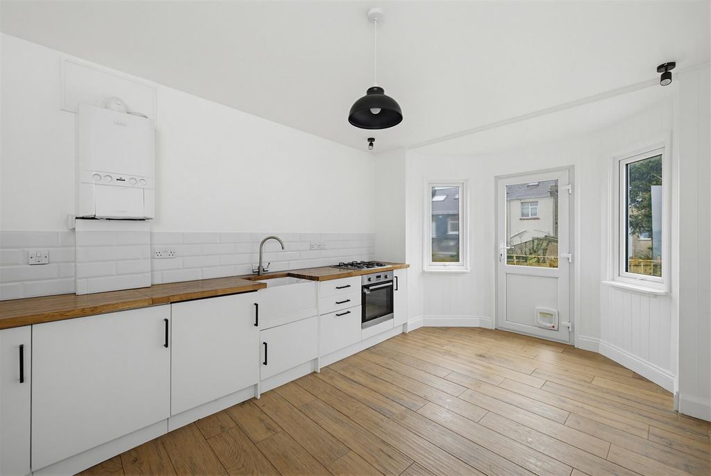 Property photo 3 of 11 Kitchen/Breakfast Room