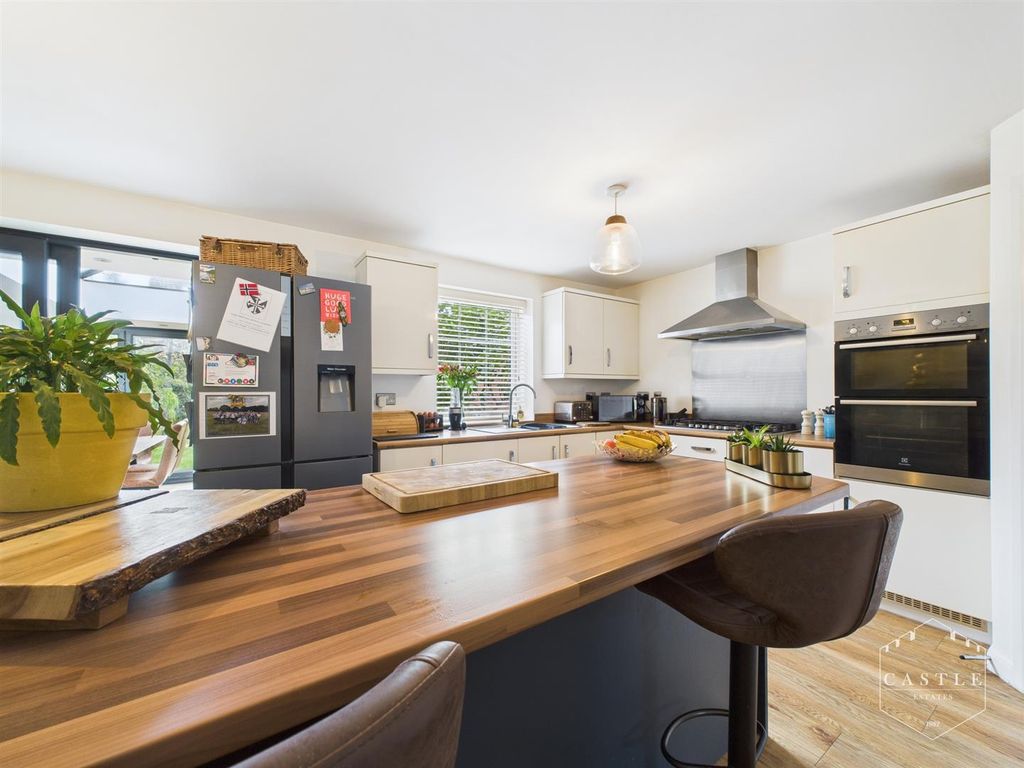 Property photo 2 of 25 Breakfast Kitchen