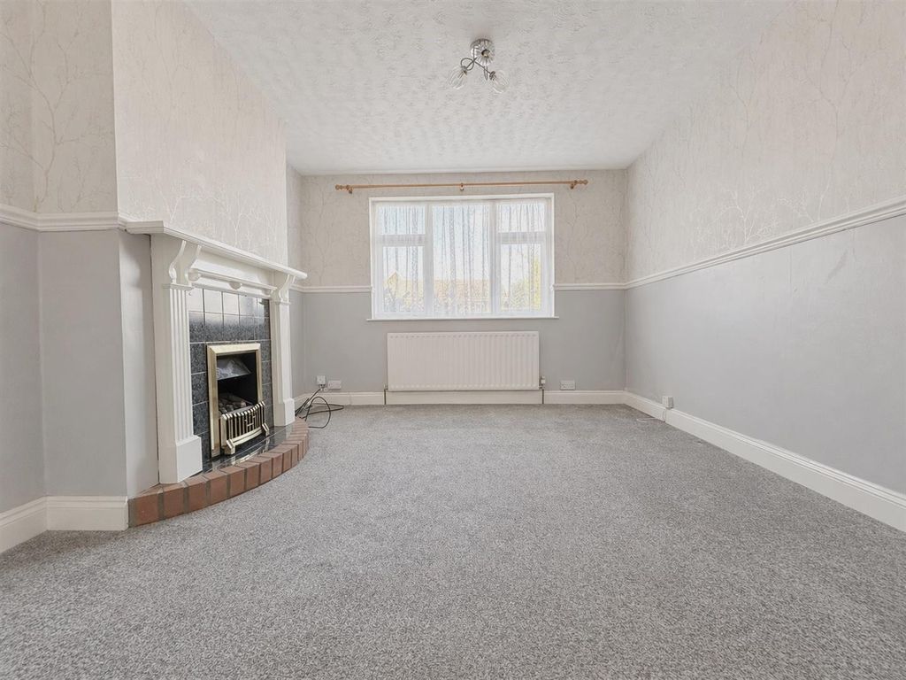 Property photo 2 of 13 Lounge