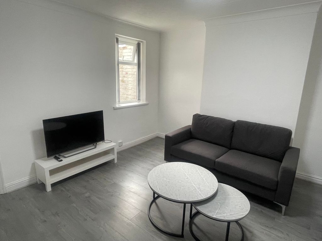 Property photo 3 of 12 Lounge