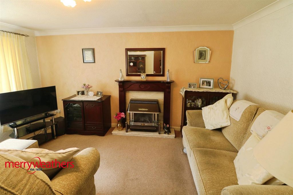Property photo 2 of 13 Lounge