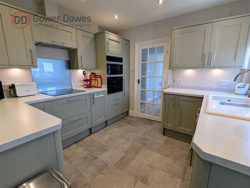 Property photo 3 of 14 Kitchen