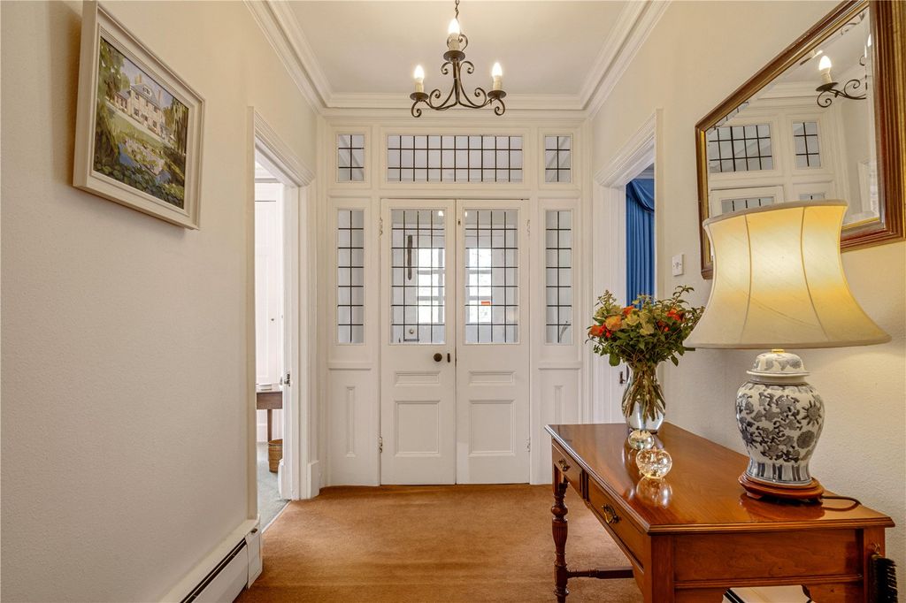 Property photo 3 of 21 Entrance Hall