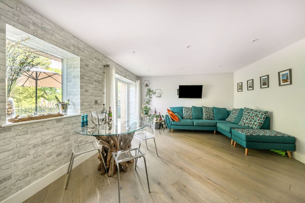 Property photo 2 of 21