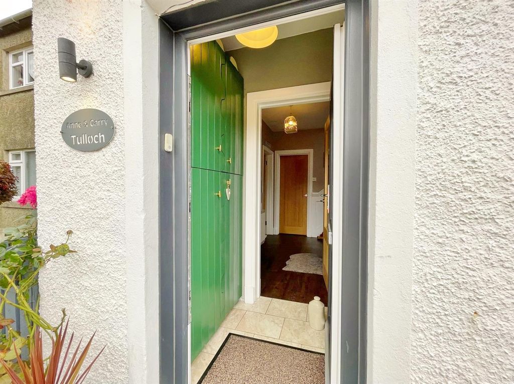 Property photo 2 of 39 Entrance Vestibule And Hallway