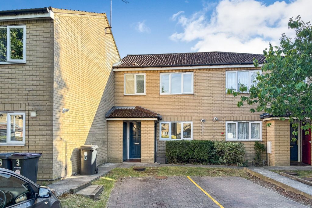 Property photo 1 of 13 5 Dobsons Close, Rayleigh, Essex, Ss6 7Nz