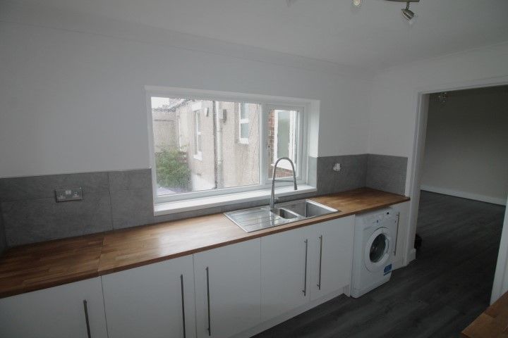 Property photo 3 of 10 Kitchen