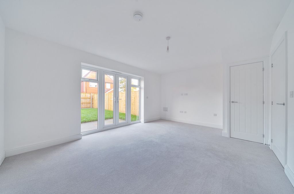 Property photo 3 of 10 1396774-21-695E39...