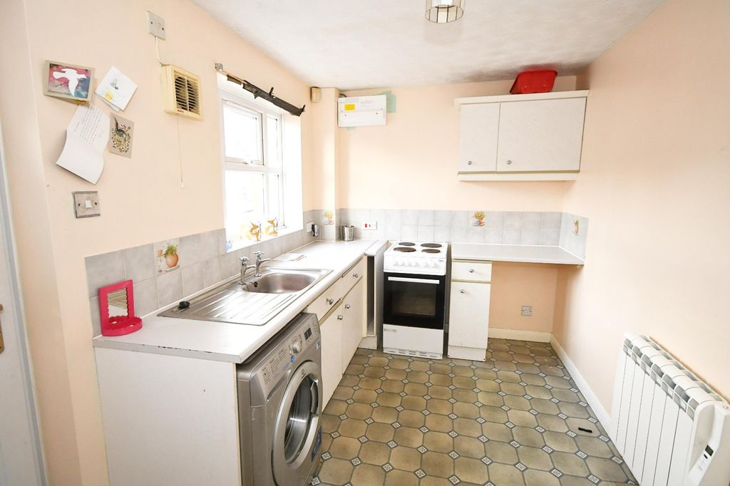 Property photo 3 of 7 Kitchen
