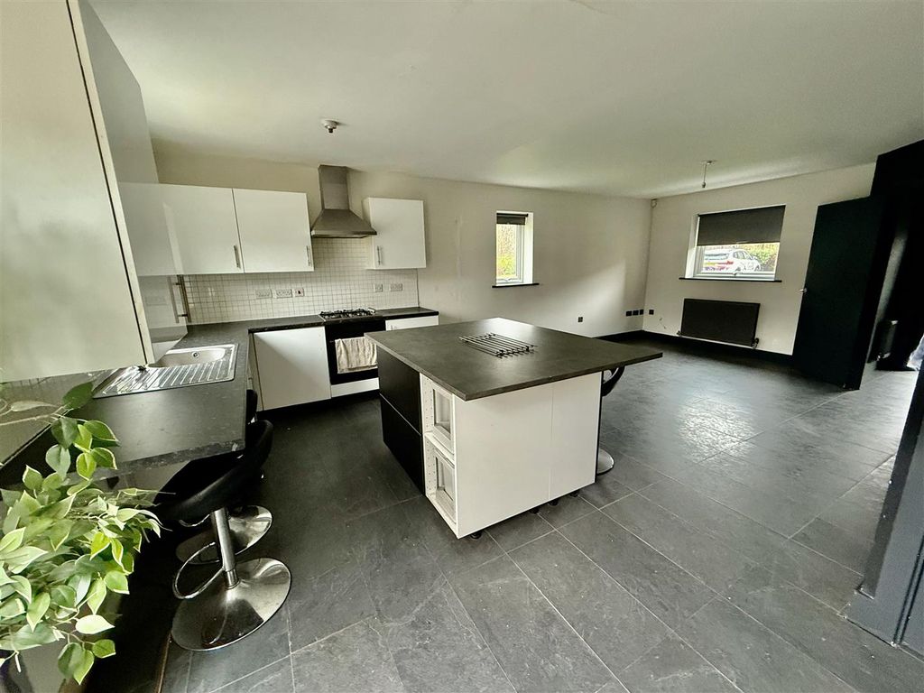 Property photo 3 of 14 Kitchen Area