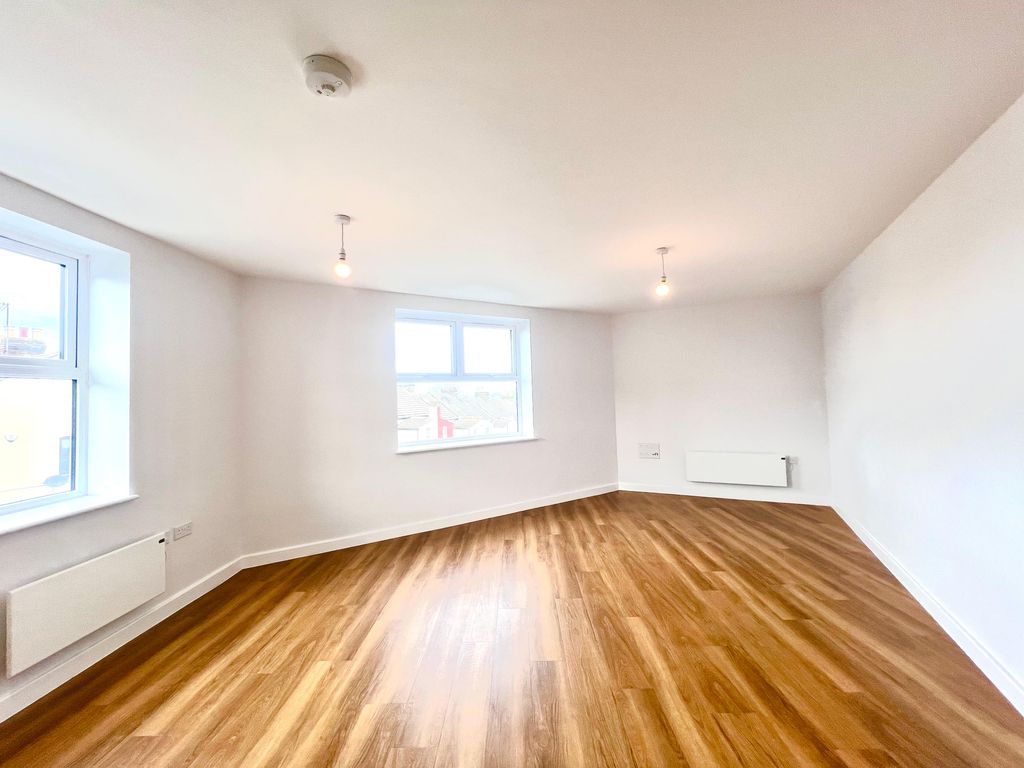 Property photo 3 of 16 Living Space