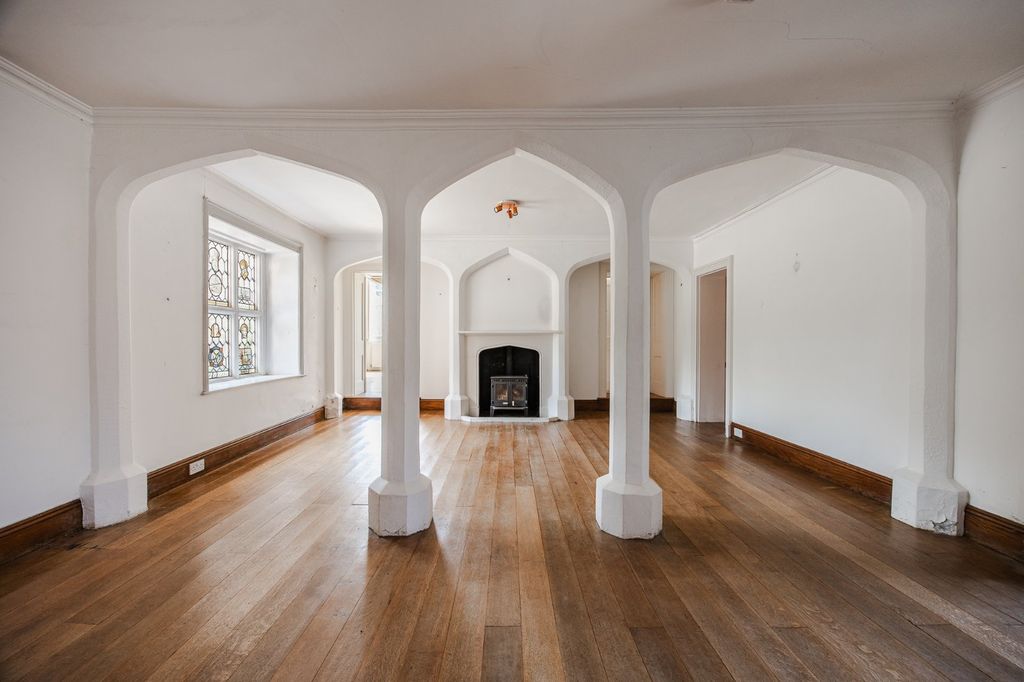 Property photo 3 of 28 Entrance Hall