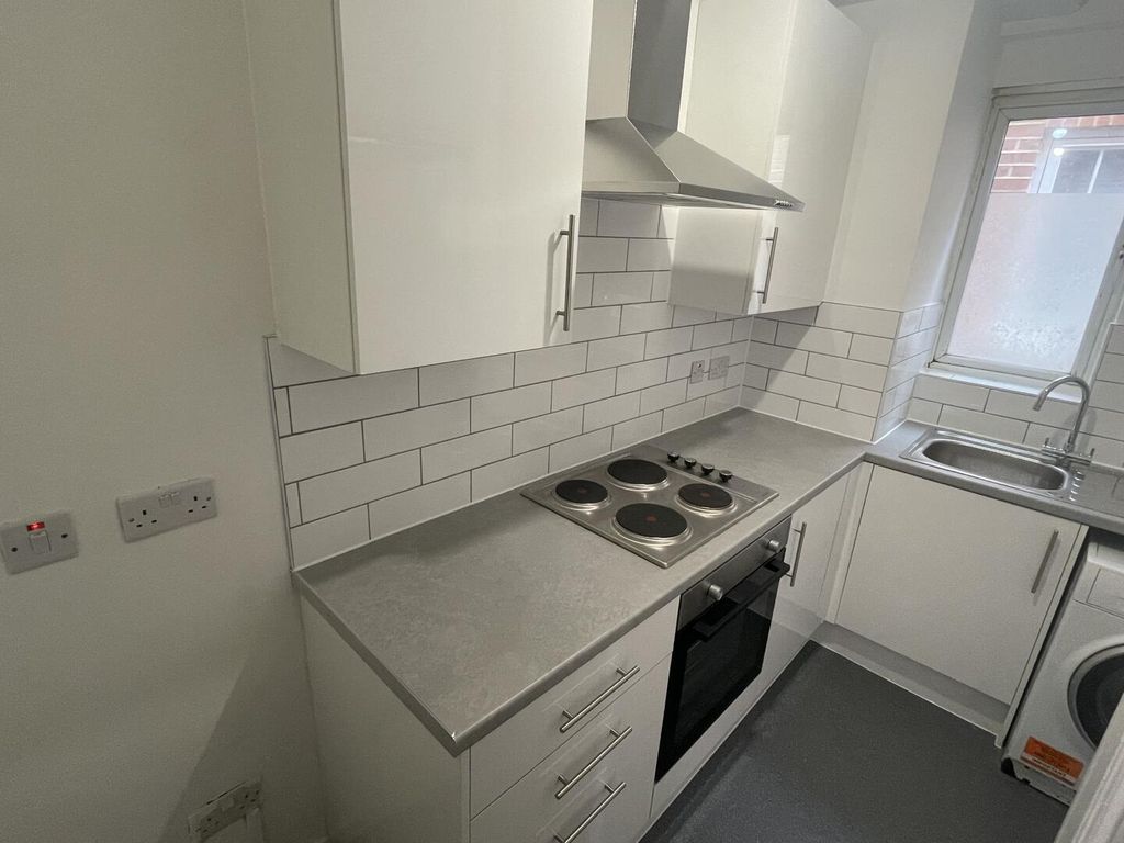 Property photo 3 of 10 Kitchen