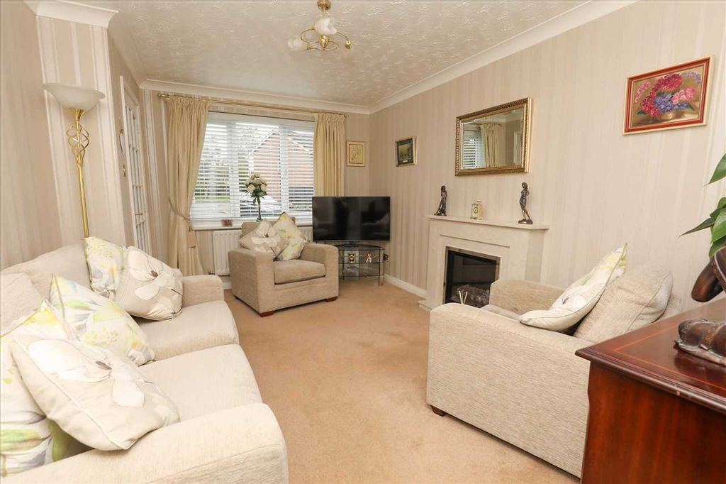 Property photo 2 of 13 Lounge