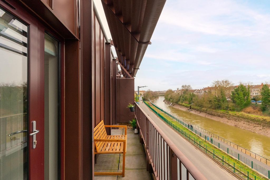 Property photo 3 of 21 1S6Ysi - Balcony D.Jpg