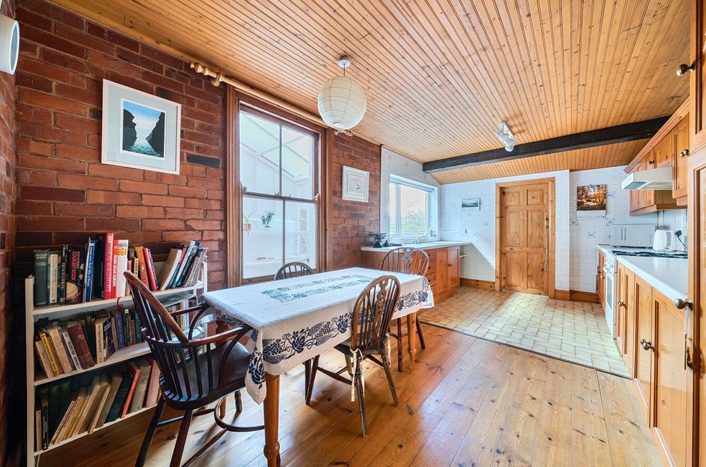 Property photo 3 of 9 Kitchen/Breakfast