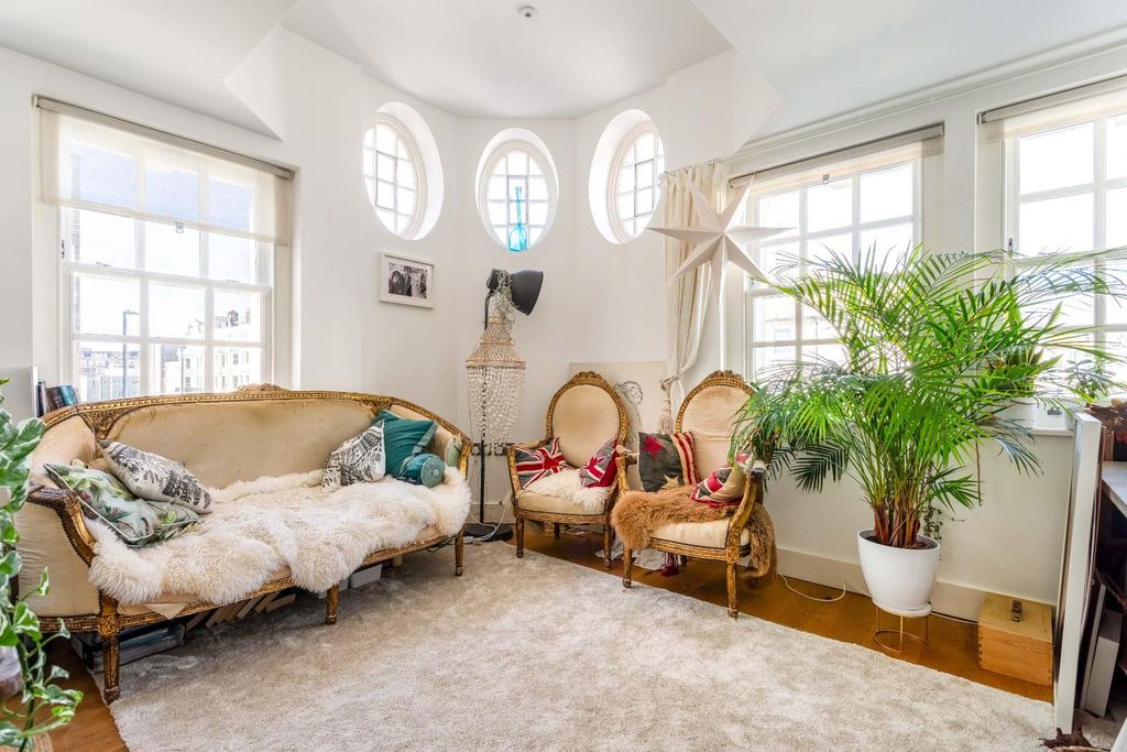 Property photo 3 of 24 F3 22A Victoria Terrace-11.Jpg