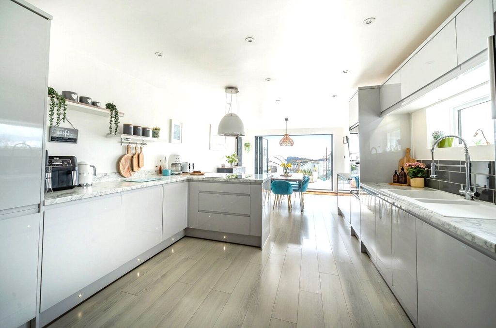 Property photo 3 of 40 Kitchen/Dining