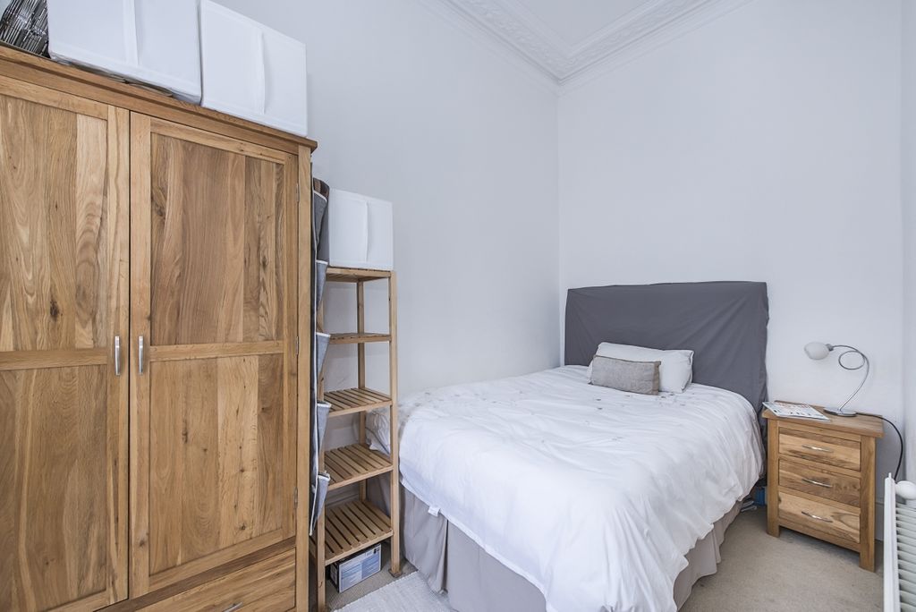 Property photo 3 of 7 Warwick-Way-003