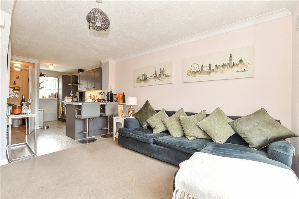 Property photo 2 of 11 Lounge