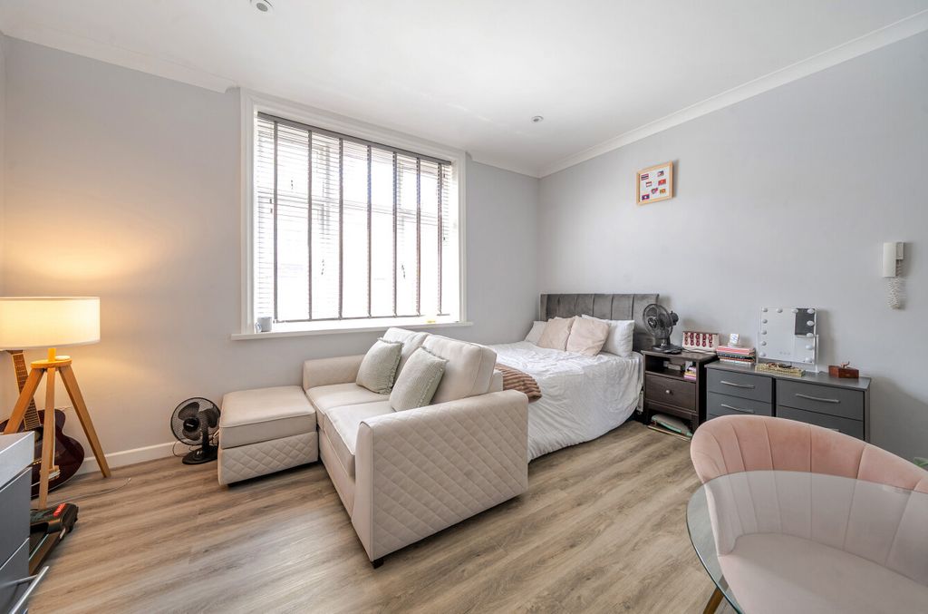 Property photo 2 of 8 1320377-2-686Baff...